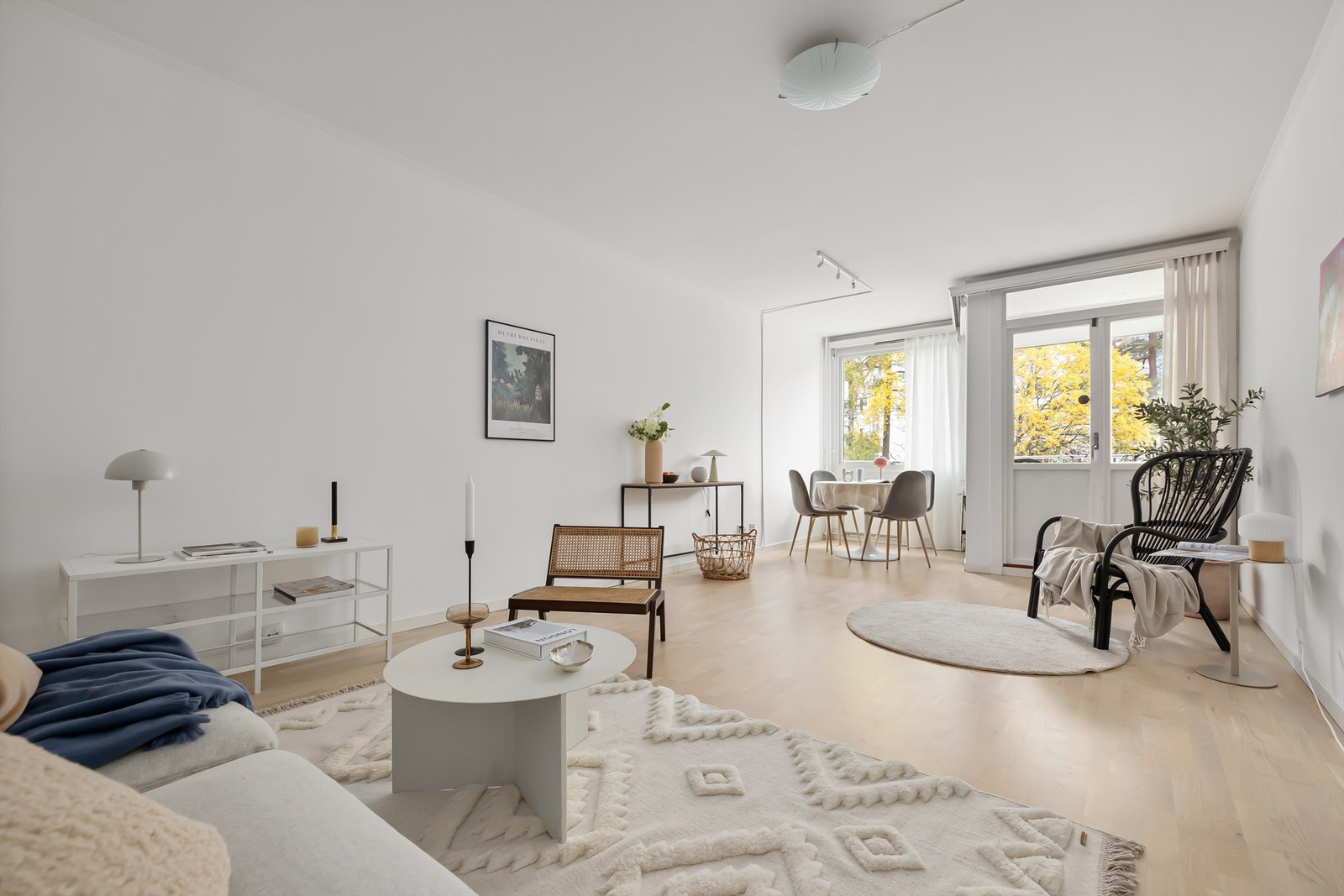 Hyggelig stue med god plass til sofa- og spisebordseksjon. Galleribilde