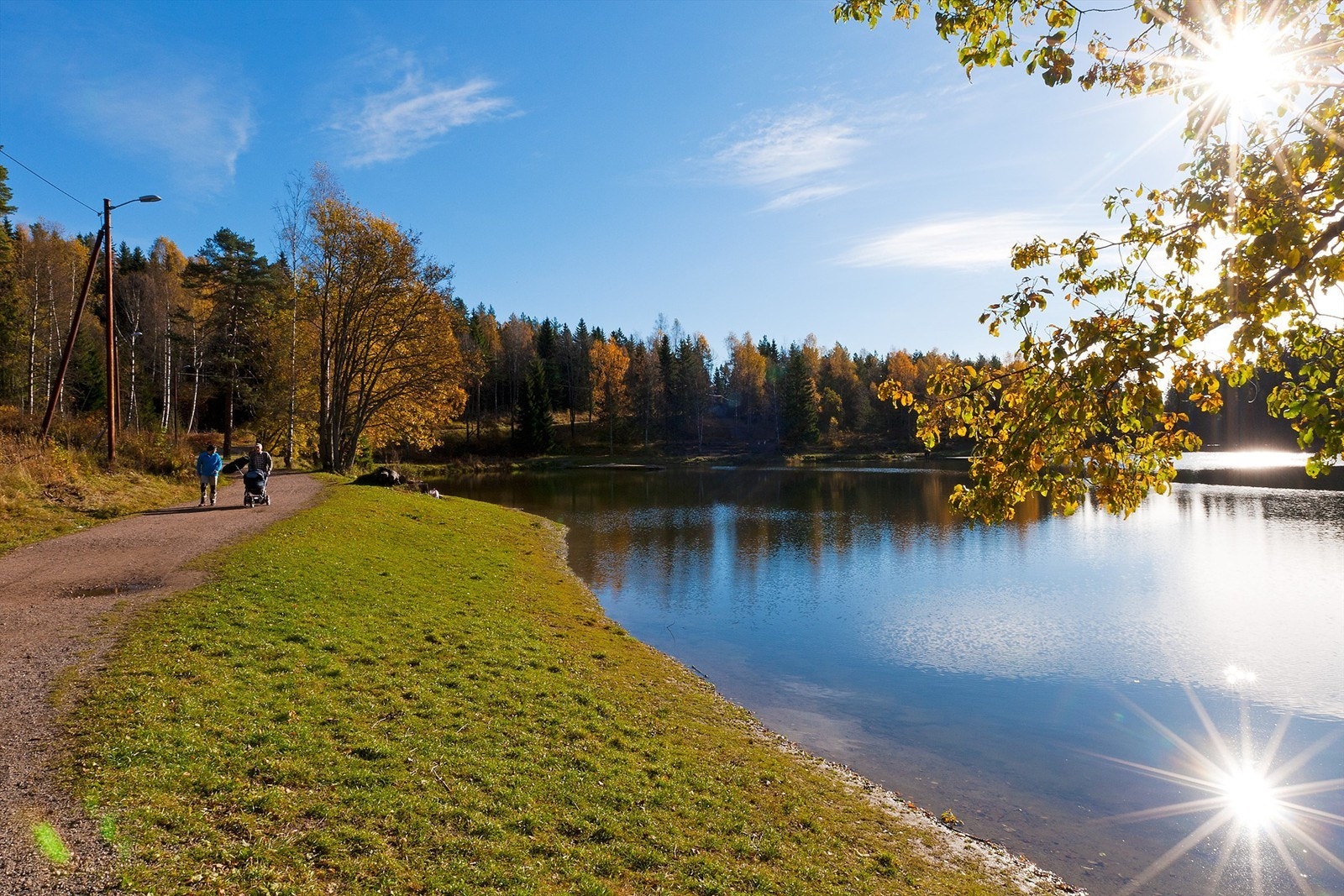 Trollvann - Vannet er et svært populært turmål, samtidig som det er et sted hvor mange starter en kortere eller lengre tur innover i Lillomarka. Både skogsbilvei og skiløype går ut herfra. Galleribilde
