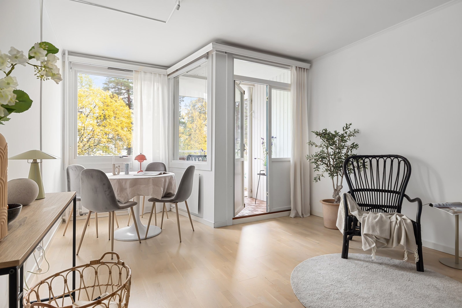 Flott utsyn med grøntarealer fra begge sider av leiligheten. Galleribilde