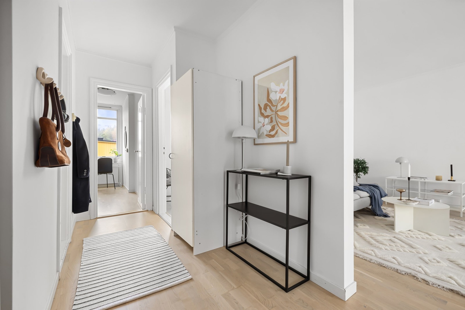 God plass i gangen til yttertøy og sko. Galleribilde