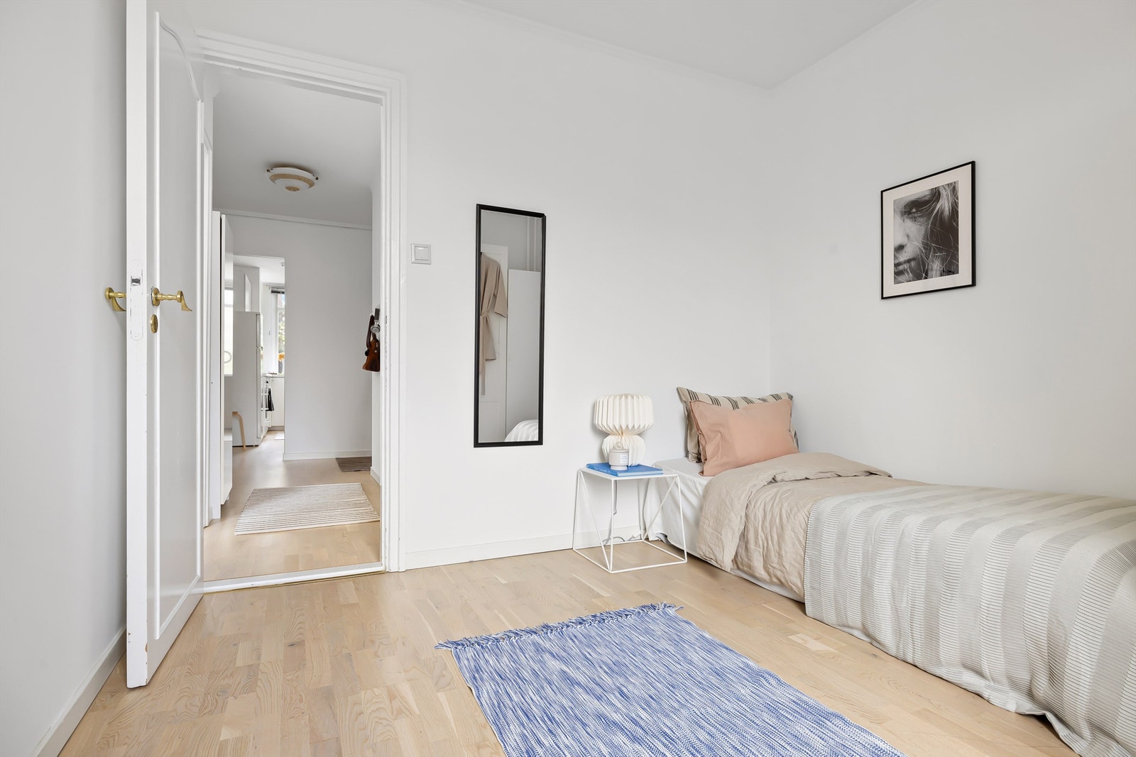 Soverom 2 - Både hovedsoverommet og soverom 2 vender mot rolige omgivelser og marka. Galleribilde