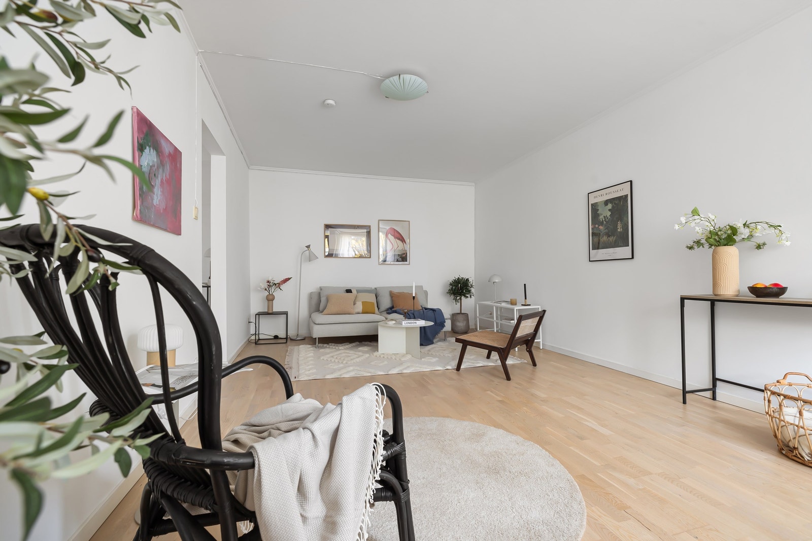 Vegger og himlinger av malte, slette flater. Galleribilde