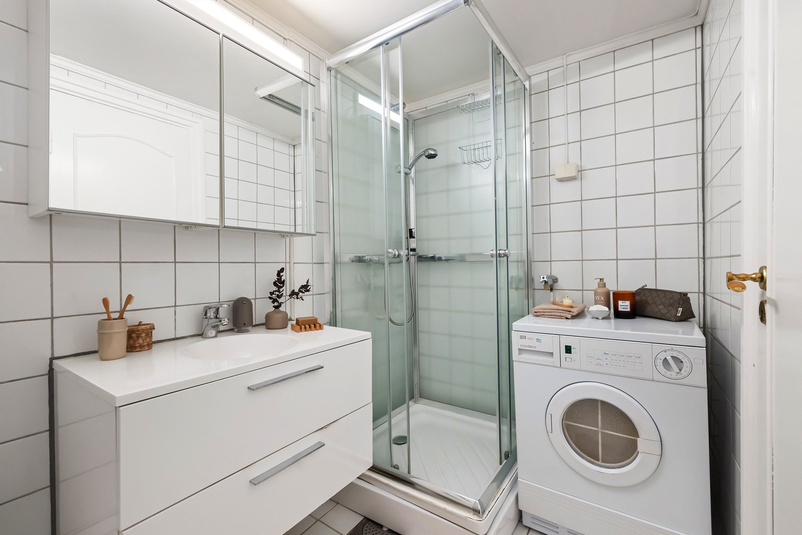 Flislagt gulv med varme og flislagte vegger. Opplegg for vaskemaskin. Galleribilde