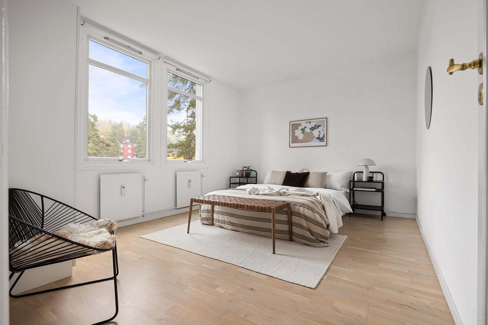 Hovedsoverommet har god plass til dobbeltseng med nattbord på hver side av sengen. Galleribilde