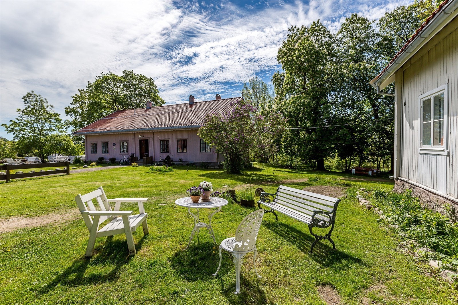 Årvoll gård - Kultursenter med galleri, kafé og utleielokaler drevet med stor frivillig innsats. Galleribilde