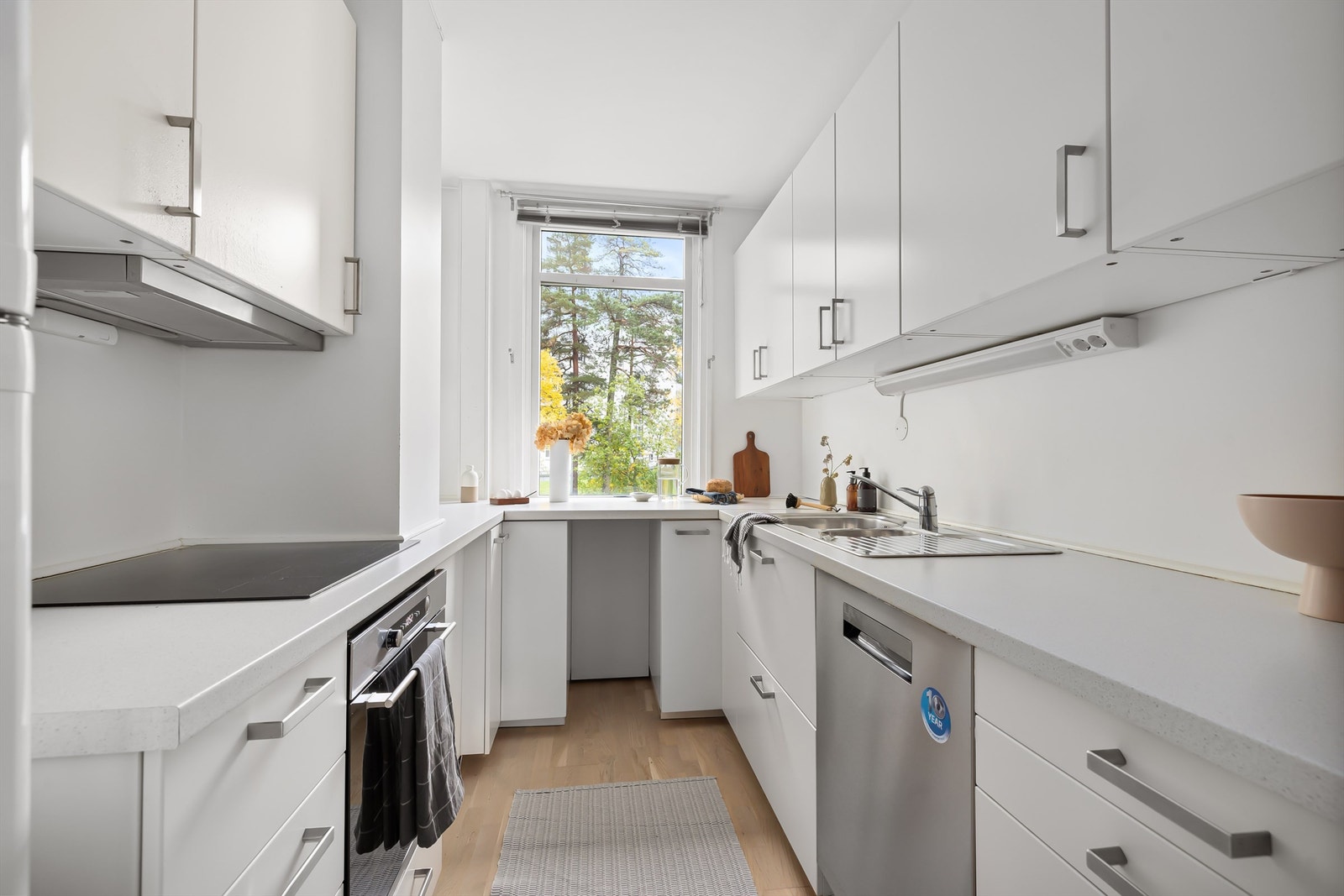 Hyggelig kjøkken med kjøkkeninnredning med slette fronter. Galleribilde