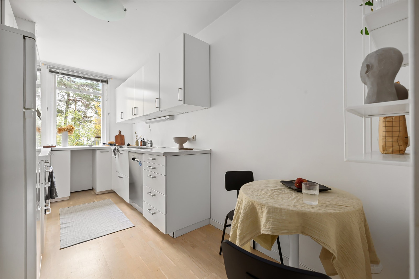 Komfyrvakt over platetopp og automatisk lekkasjevarsler i benkeskap under oppvaskkum. Galleribilde