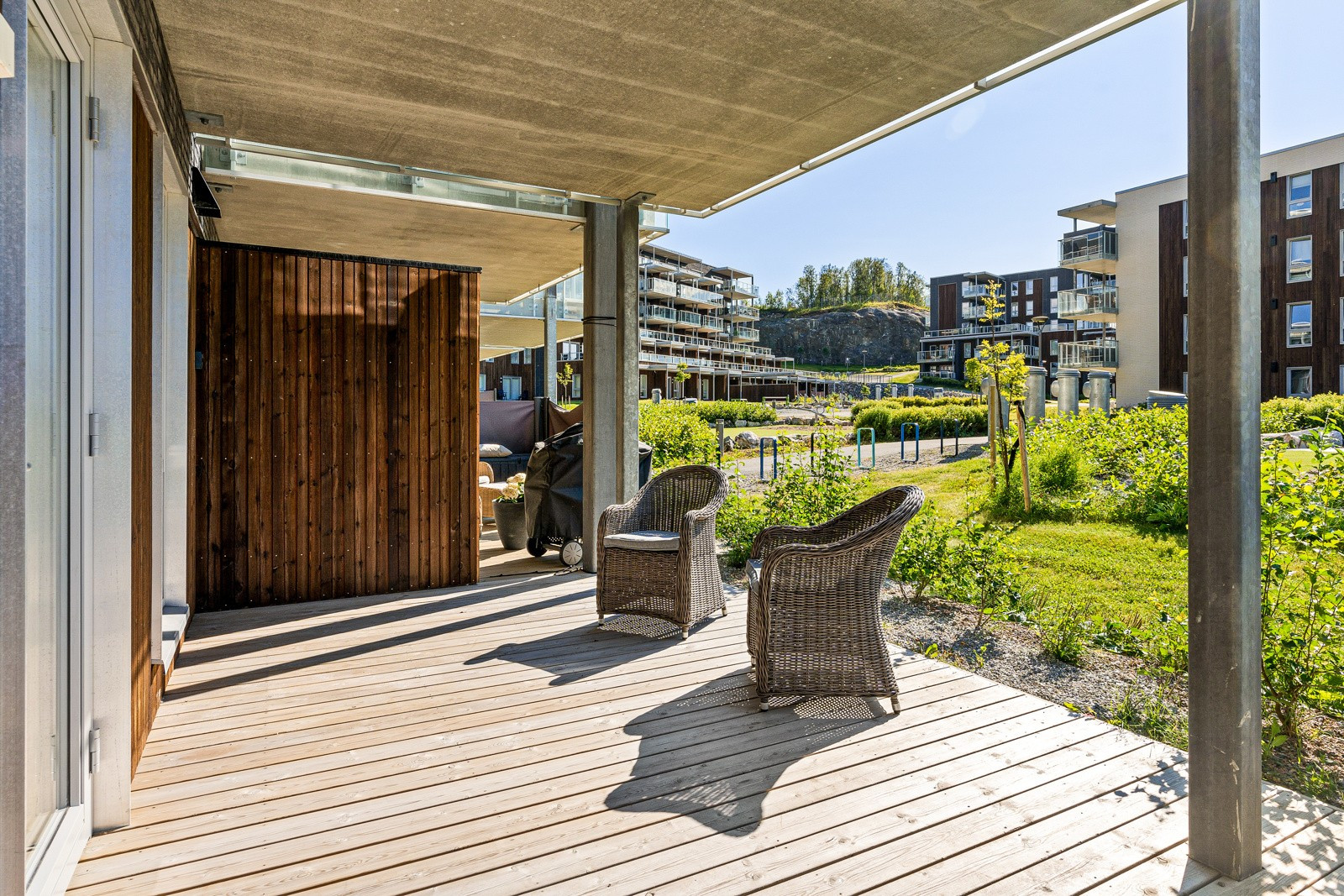 Her er det god plass til hagemøbler og grill. Enkel adkomst til uteområdet og lekeplassene i Workinntoppen.