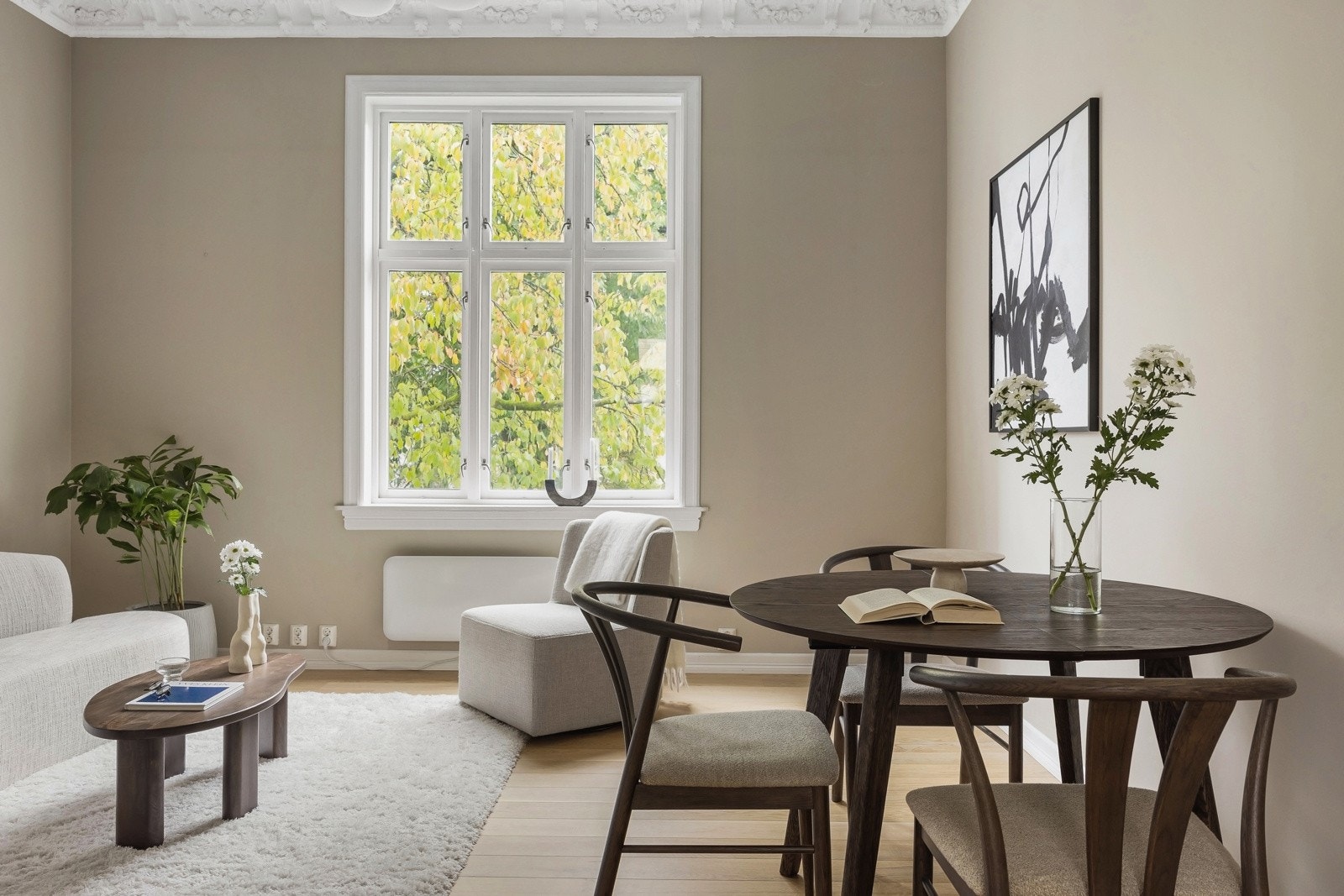 Veggene er slette malt i en behagelig fargetone. 1-stavs parkett i gulv. Galleribilde
