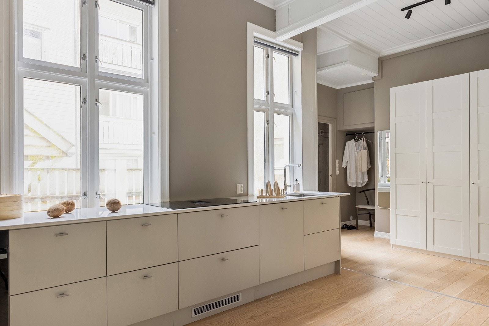 Kjøkkenet er innredet med stekeovn, platetopp med integrert ventilator, kjøleskap og oppvaskmaskin. Galleribilde