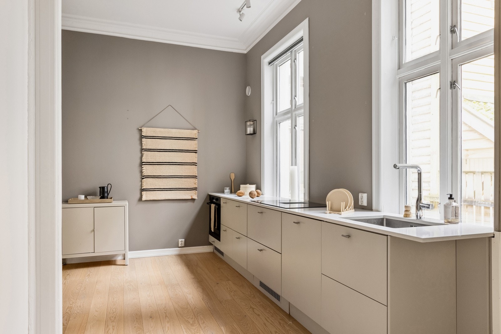 Store vinduer som gir rikelig med naturlig lysinnslipp. Galleribilde