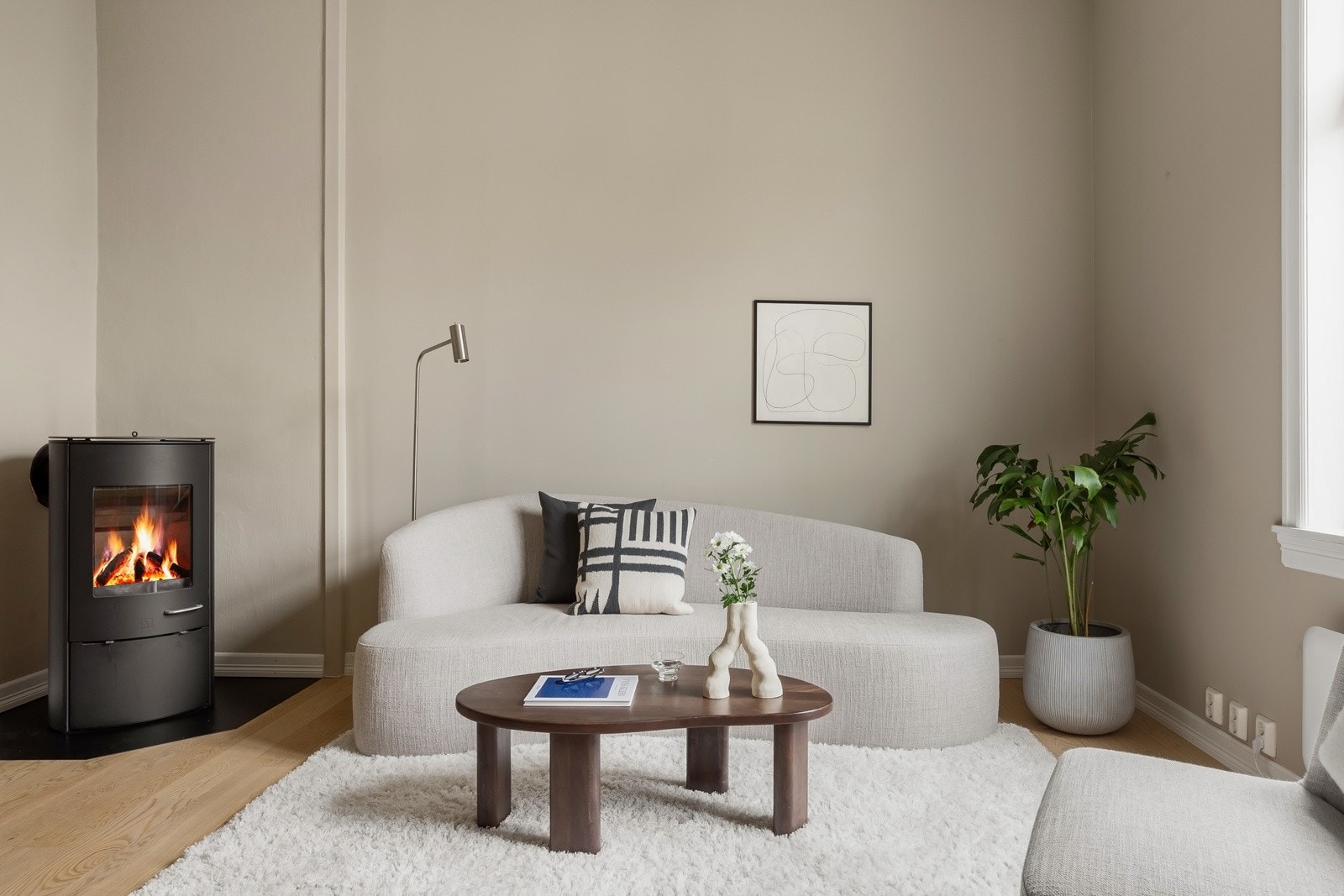 Peis i stuen. God for oppvarming av leiligheten, perfekt for den kaldere årstiden. Galleribilde