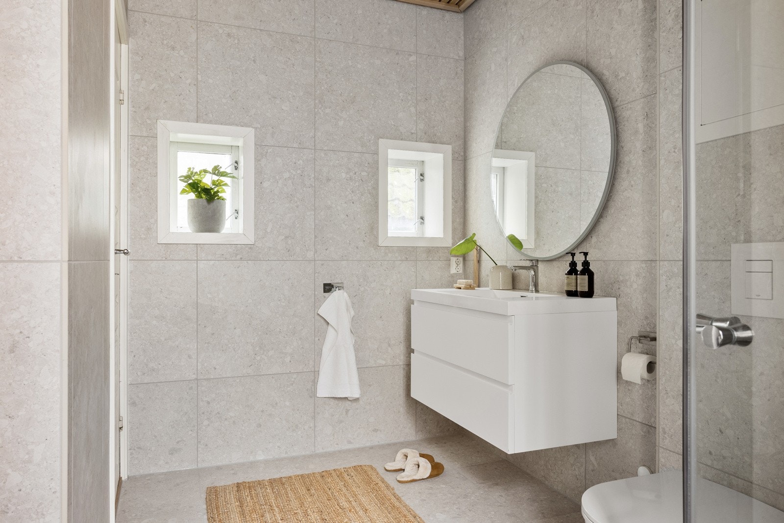Badet er helfliset og har varme i gulv. Galleribilde