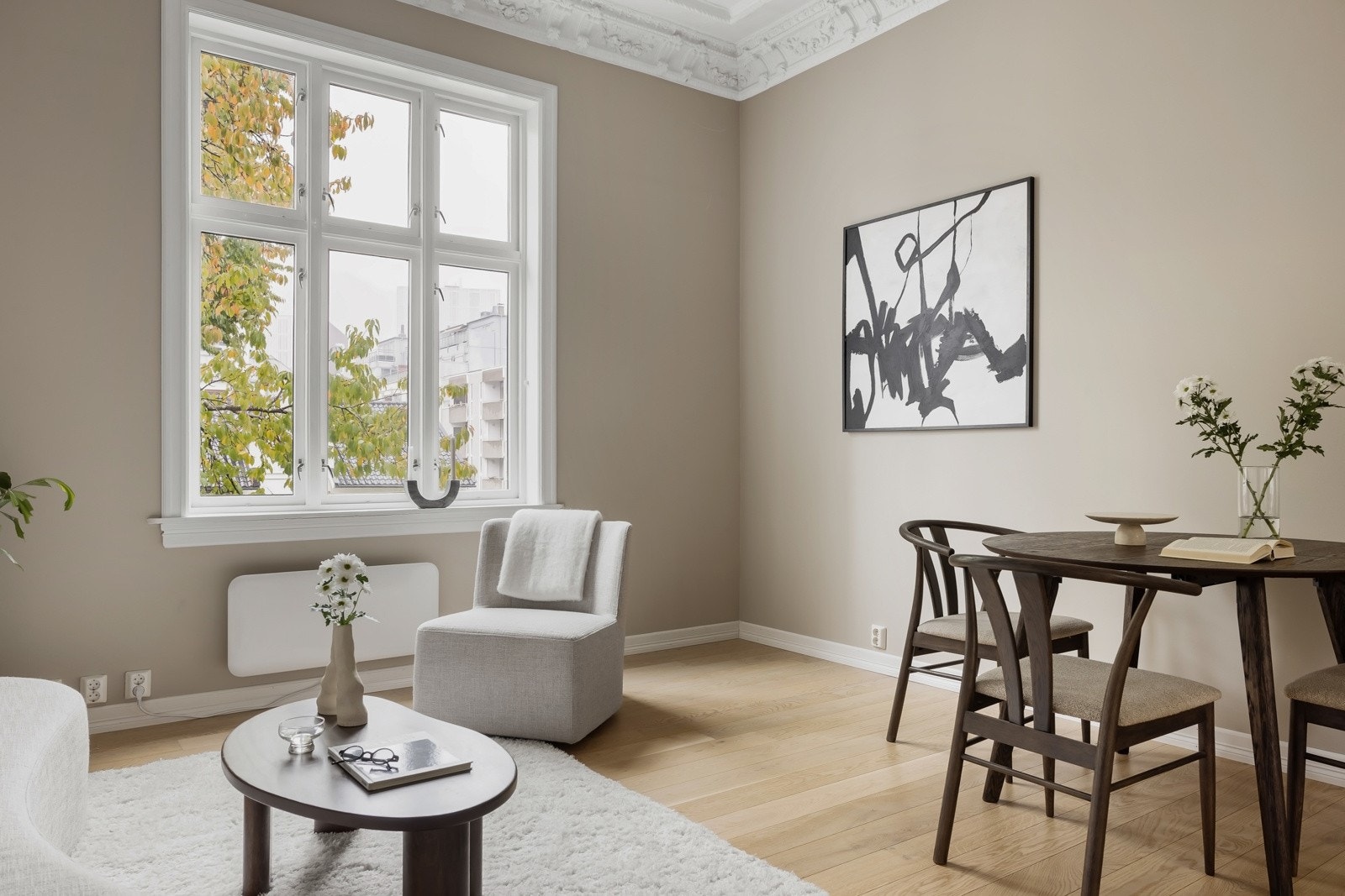 Utsikt mot den sjarmerende gaten fra stuen. Galleribilde