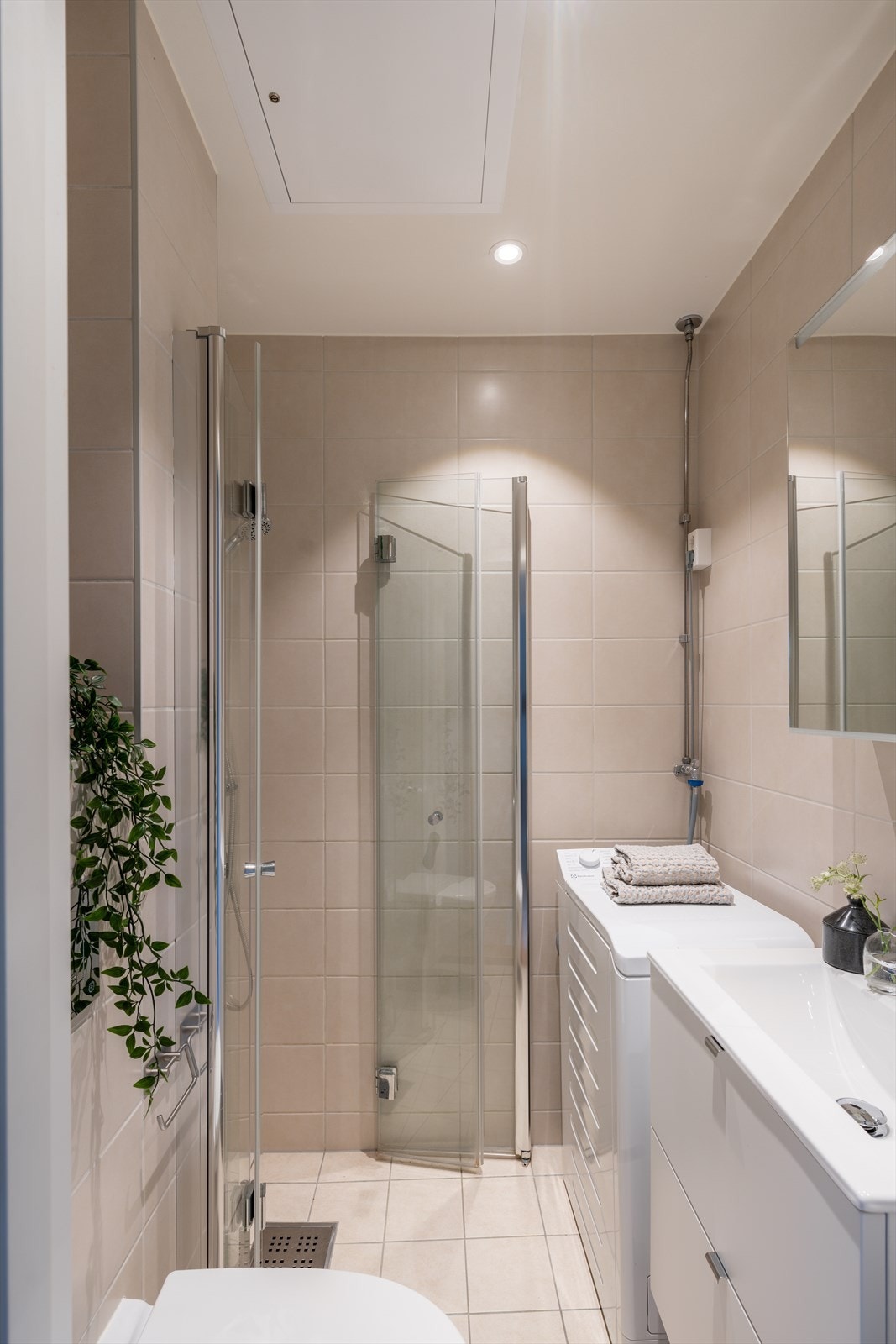 Veggene er dekket med fliser, og gulvet har også fliser med elektrisk gulvvarme under som sikrer en komfortabel temperatur. Galleribilde