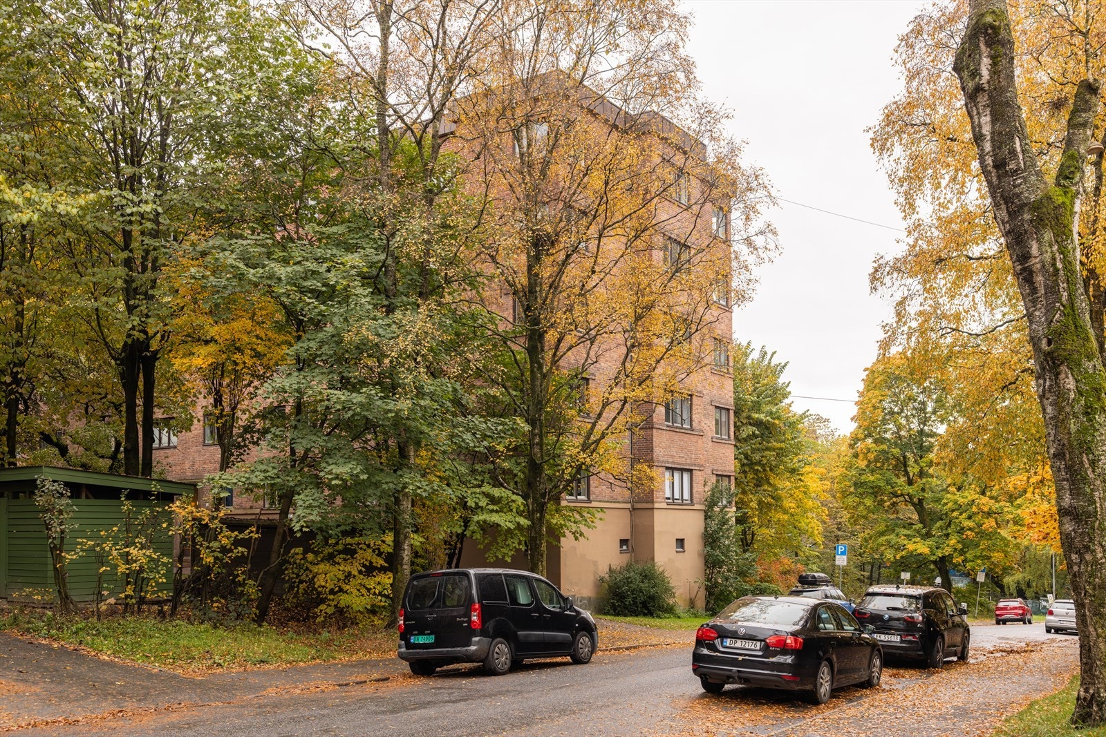 Borettslaget har 15 parkeringsplasser som tildeles og leies ut til eier etter ansiennitet. Galleribilde