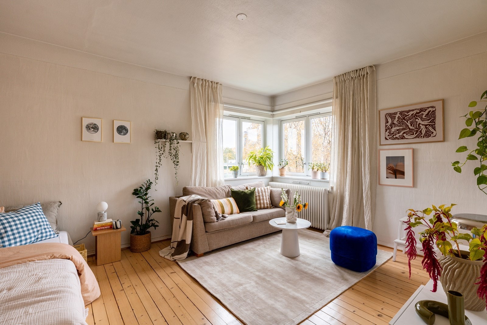 De store vinduene i stuen slipper inn rikelig med naturlig lys og gir en flott langstrakt utsikt fra flere vinkler. Galleribilde