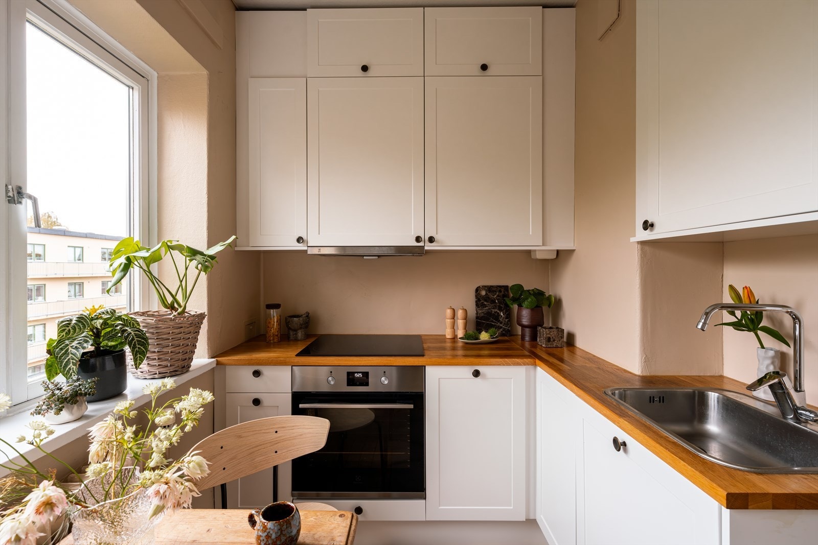 Kjøkkenet har integrerte hvitevarer som platetopp, stekeovn og oppvaskmaskin, samt en kullfilterventilator over kokeplassen som sørger for god ventilasjon under matlaging. Galleribilde