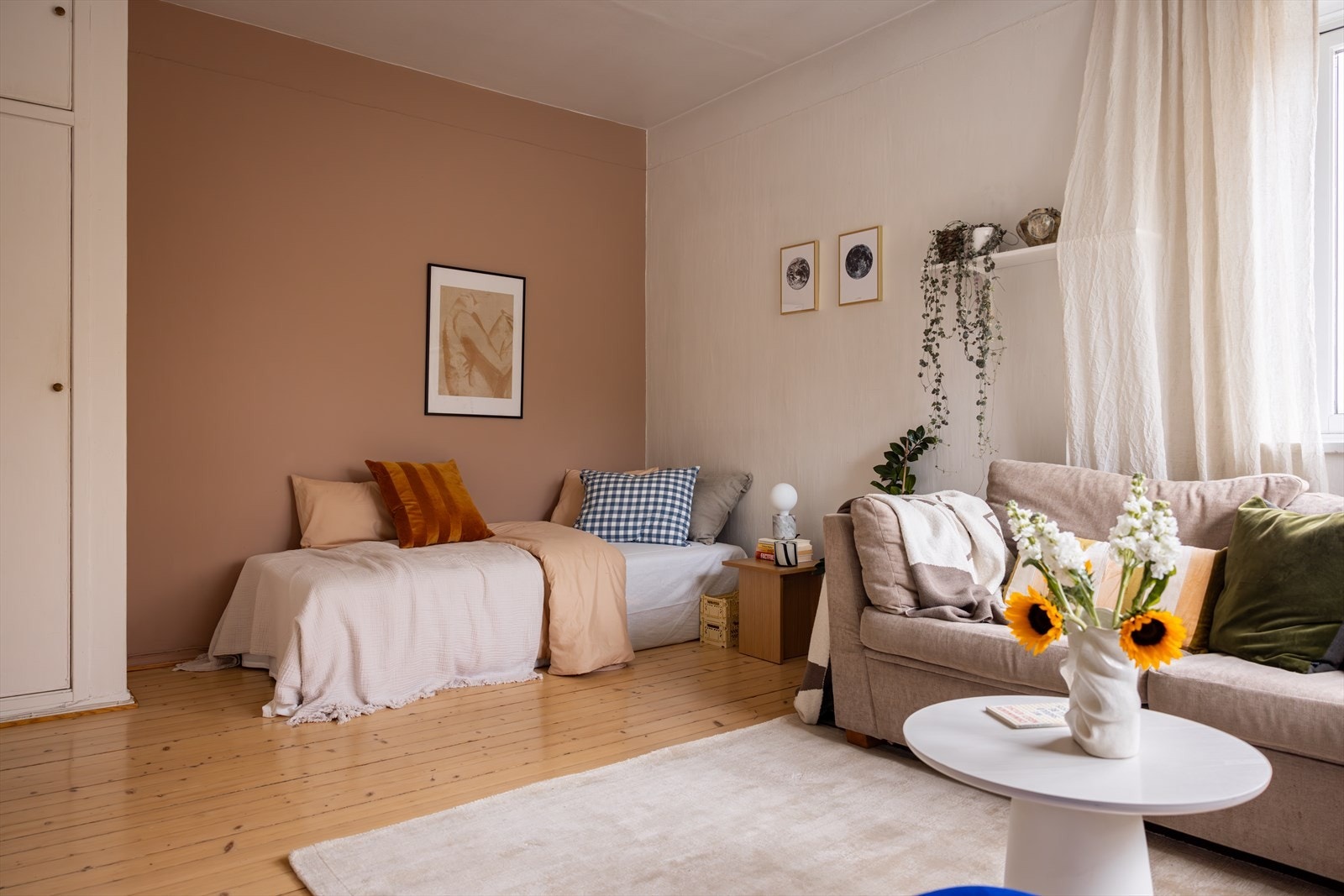 En av veggene er malt i en moderne farge som gir en stilig kontrast til de ellers hvite veggene. Galleribilde