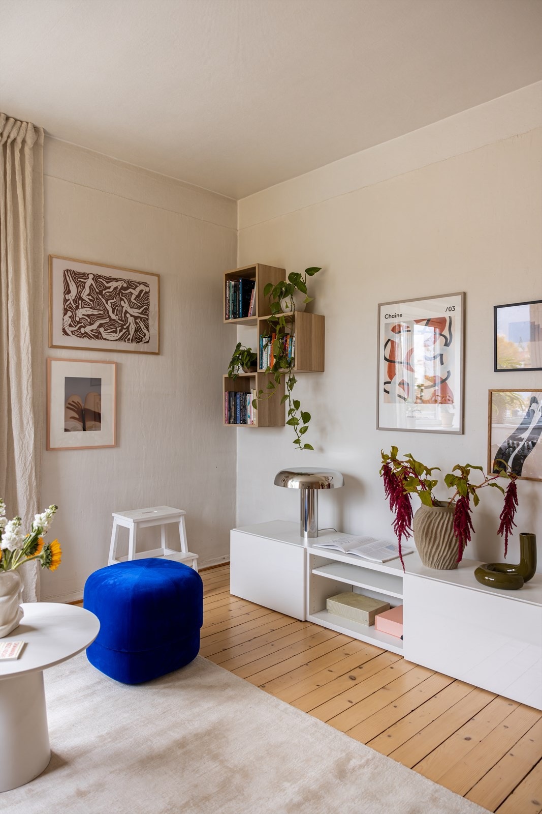 Det sjarmerende tregulvet tilfører rommet karakter og et hint av klassisk sjarm. Galleribilde