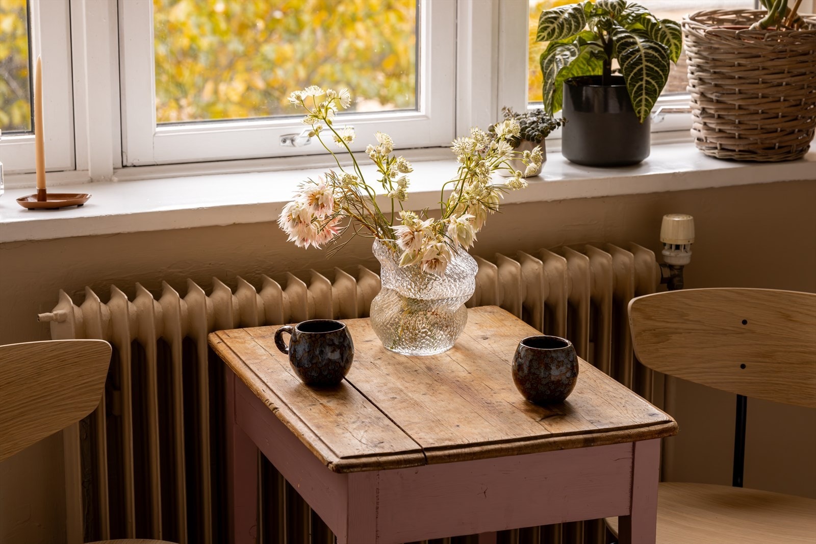 Her er det plass til et hyggelig frokostbord ved vinduene, hvor du kan nyte morgenkaffen med utsikt. Galleribilde