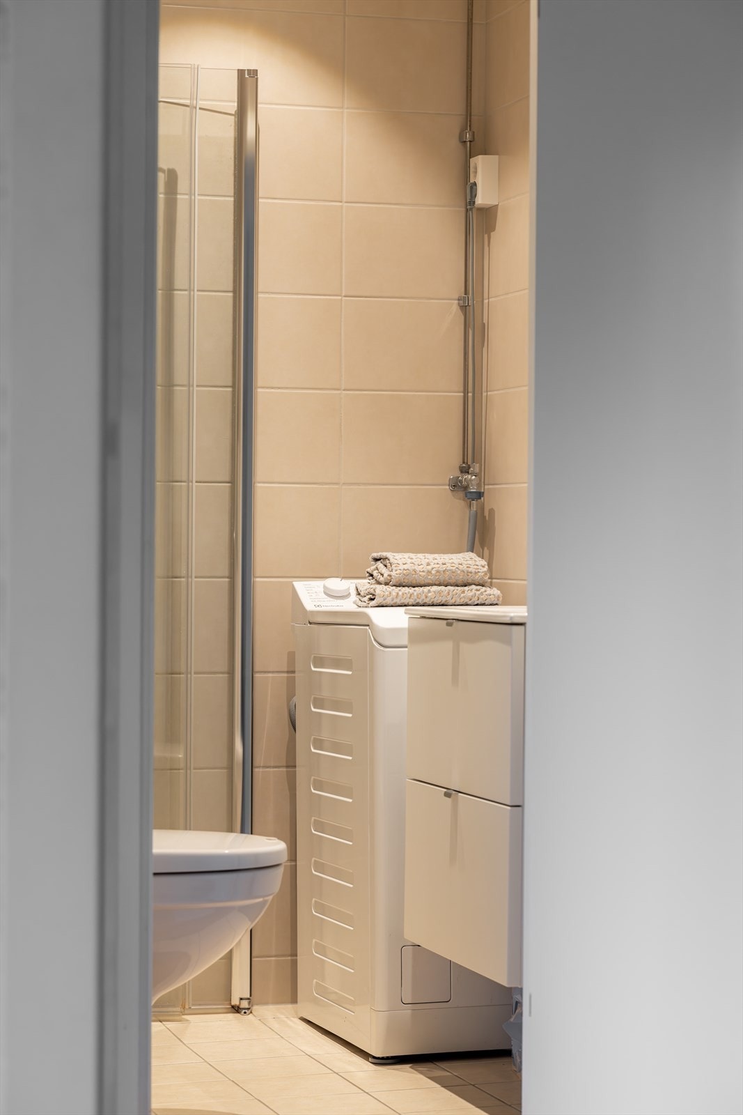 Badet ble pusset opp av borettslaget i 2021 og fremstår som moderne og stilfullt. Galleribilde