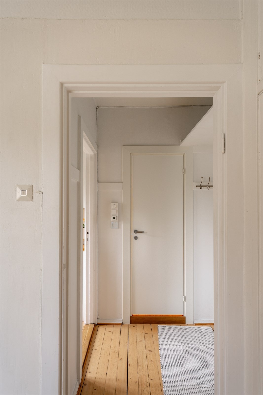 Boligens entré ønsker deg varmt velkommen hjem, og her er det muligheter for oppbevaring av yttertøy, med knagger på vegg. Galleribilde
