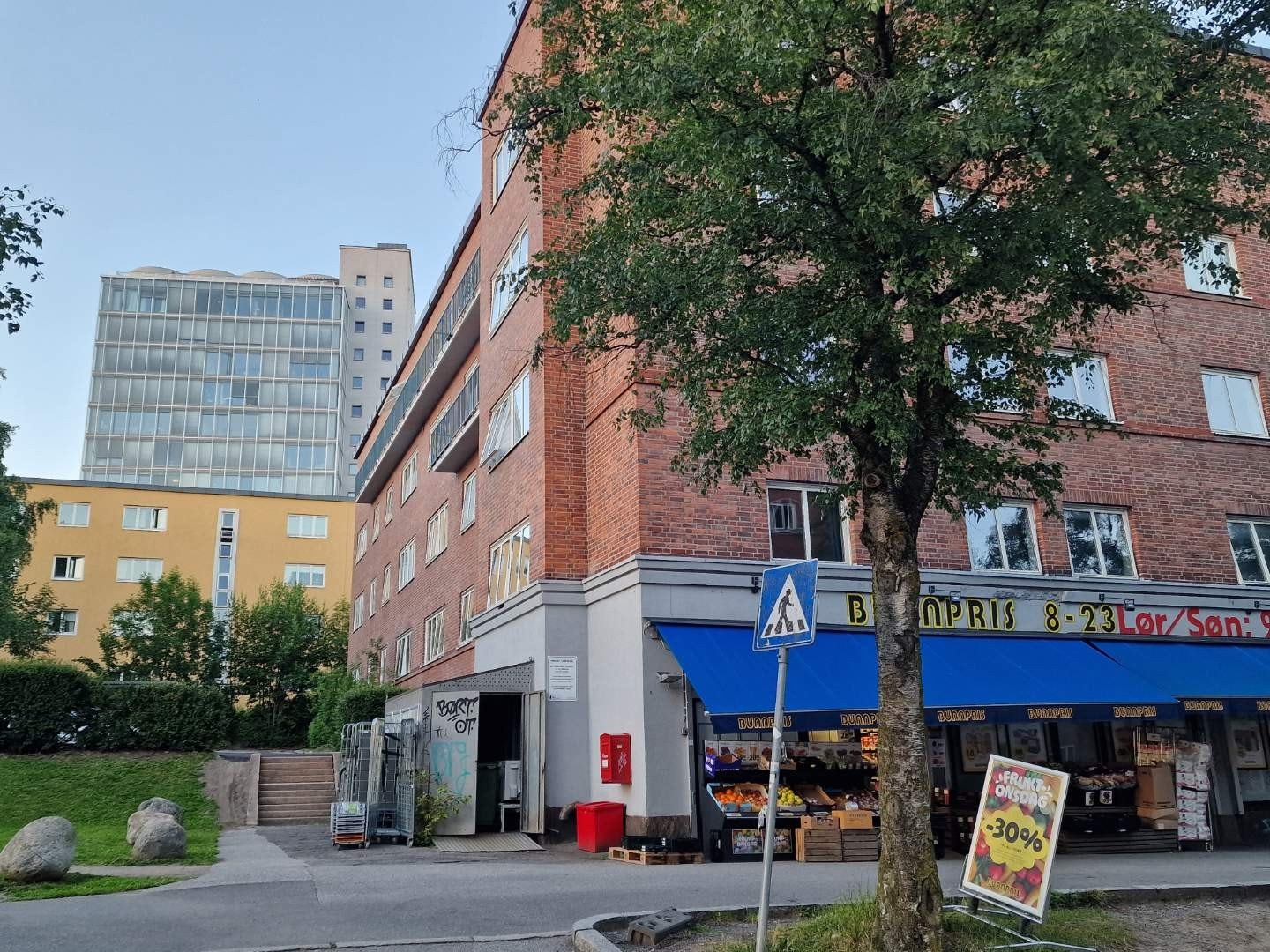 Nærmeste dagligvare med søndagsåpent ligger få minutter i gangavstand fra boligen (Bunnpris). Galleribilde