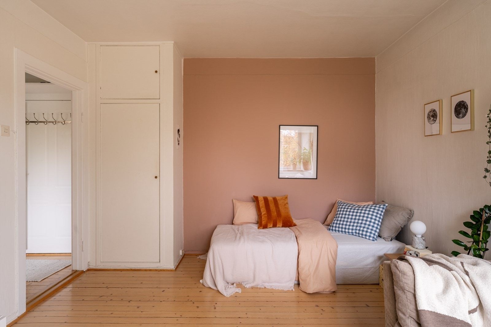 Stuen kan enkelt innredes med både sofagruppe og seng, samt har oppbevaringsplass i skap. Galleribilde