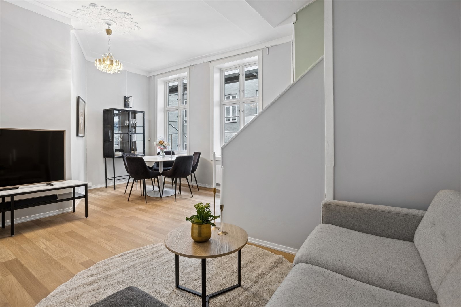 Leiligheten har en god takhøyde og store vindusflater som slipper inn rikelig med naturlig lys. Galleribilde