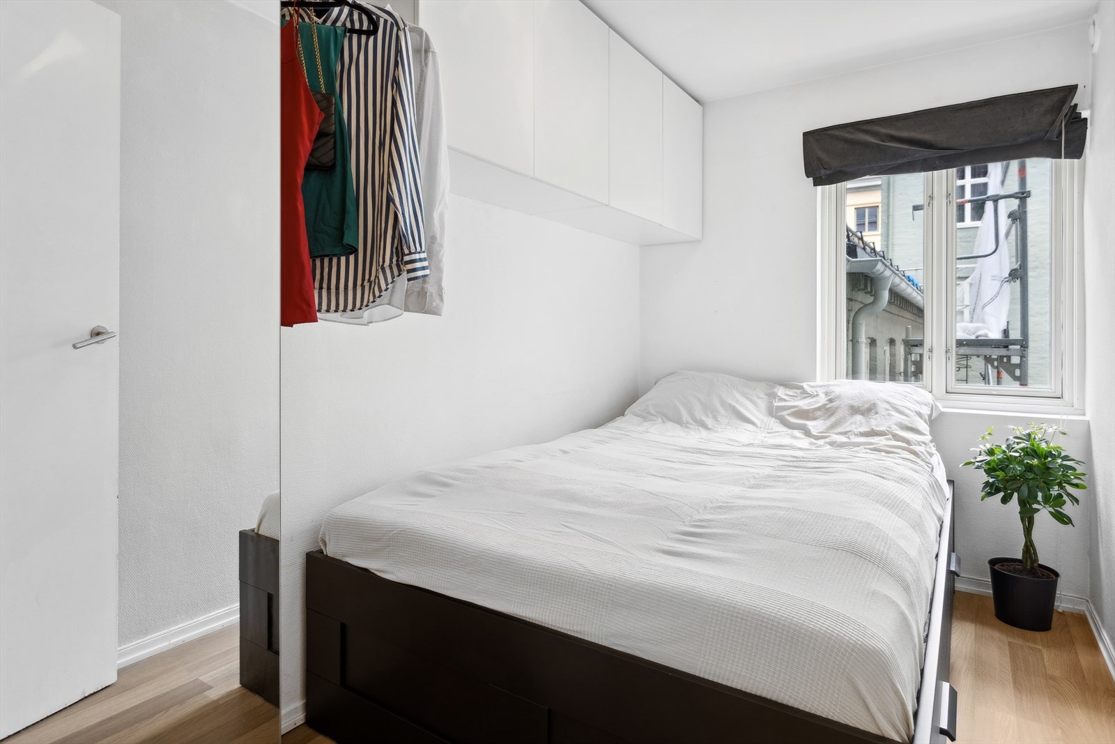 Soverom mot rolig bakgård. Galleribilde