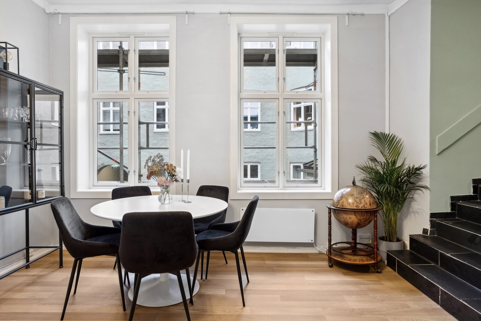 God takhøyde på ca. 3 m og dype vindusposter. Galleribilde