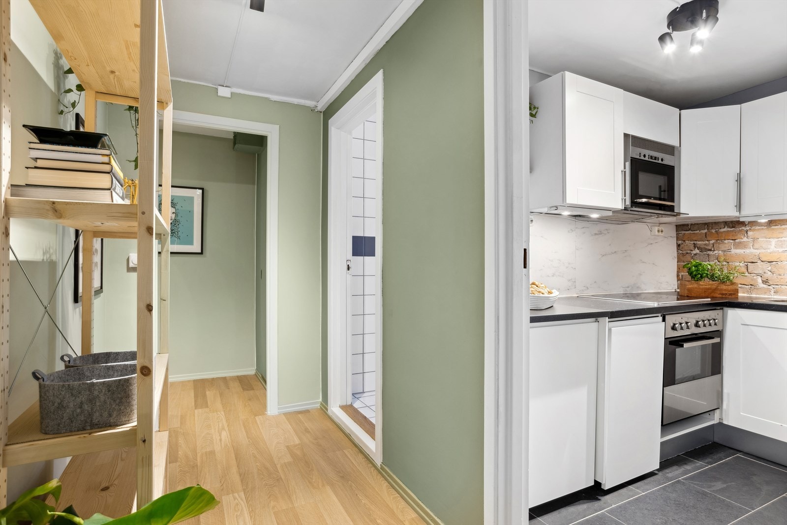 Videre følger mellomgang som er benyttet som spiseplass og tilgang til kjøkken. Galleribilde