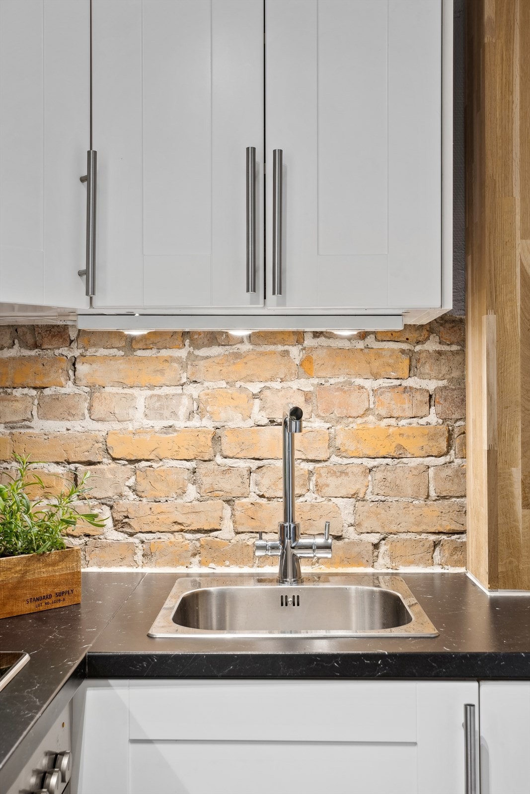 Kjøkken med god skap- og benkeplass. Galleribilde