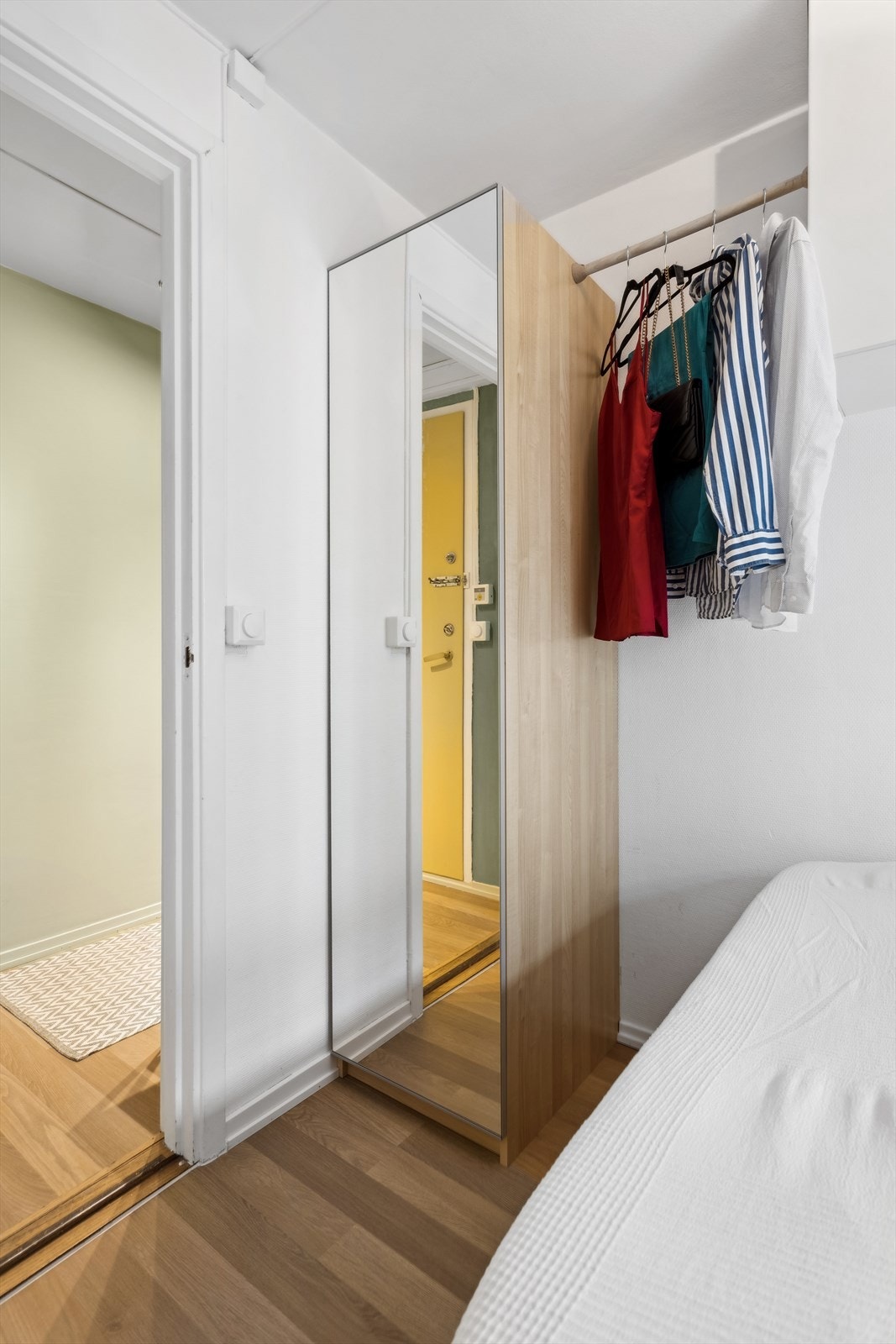 Soverom av god størrelse med masse oppbevaringsplass. Galleribilde