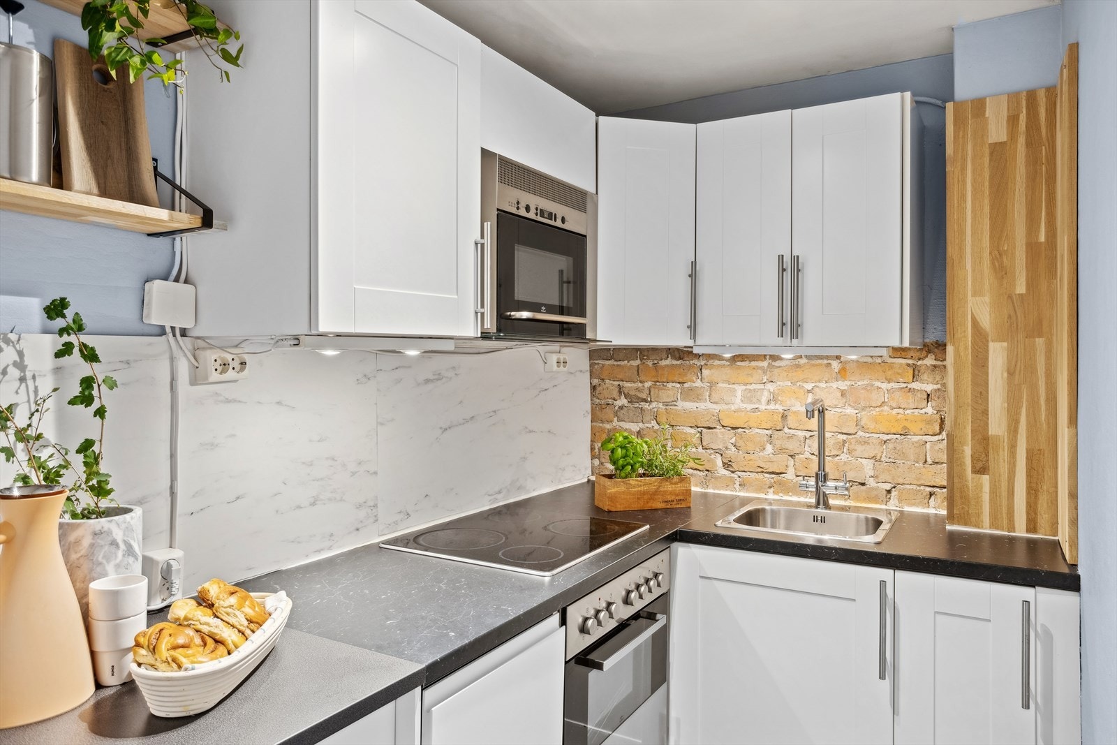 Delikat kjøkken med gode arbeidsforhold for kokken. Galleribilde