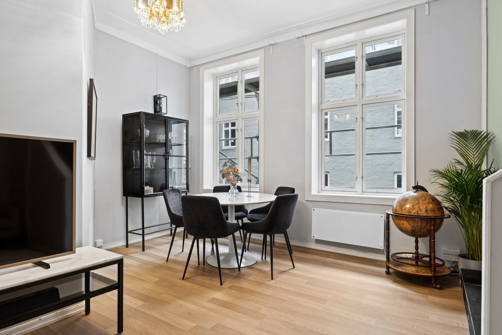 Dette er en lys og attraktiv 2-roms leilighet med en sentral og skjermet beliggenhet på Meyerløkka på St. Hanshaugen. Galleribilde