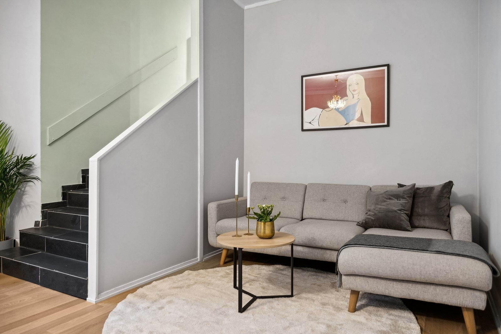 Leiligheten går over to plan og fordeler seg på følgende måte: Entré, soverom, bad, kjøkken. Trapp ned til stuen. Galleribilde