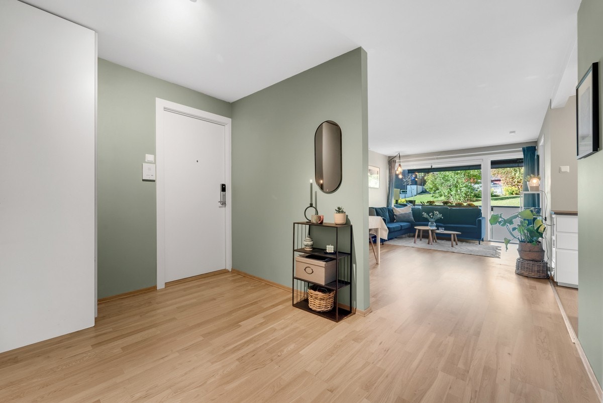 Velkommen inn! Romslig entré med god plass til garderobeløsning. Galleribilde