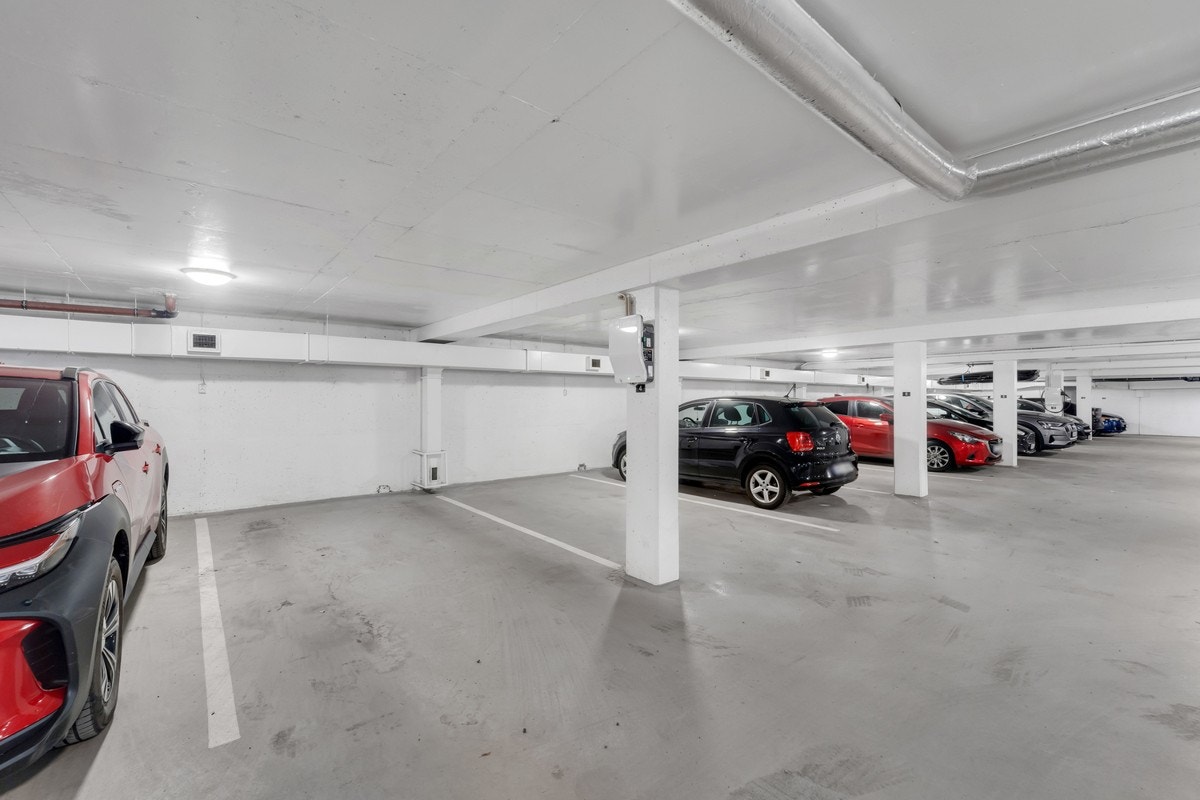 Leiligheten disponerer garasjeplass i felles garasjeanlegg. Det er installert ladeboks på plassen. Galleribilde