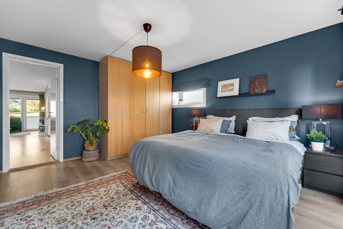 Stort hovedsoverom med fine farger og særdeles god plass til soveromsinnredning. Galleribilde