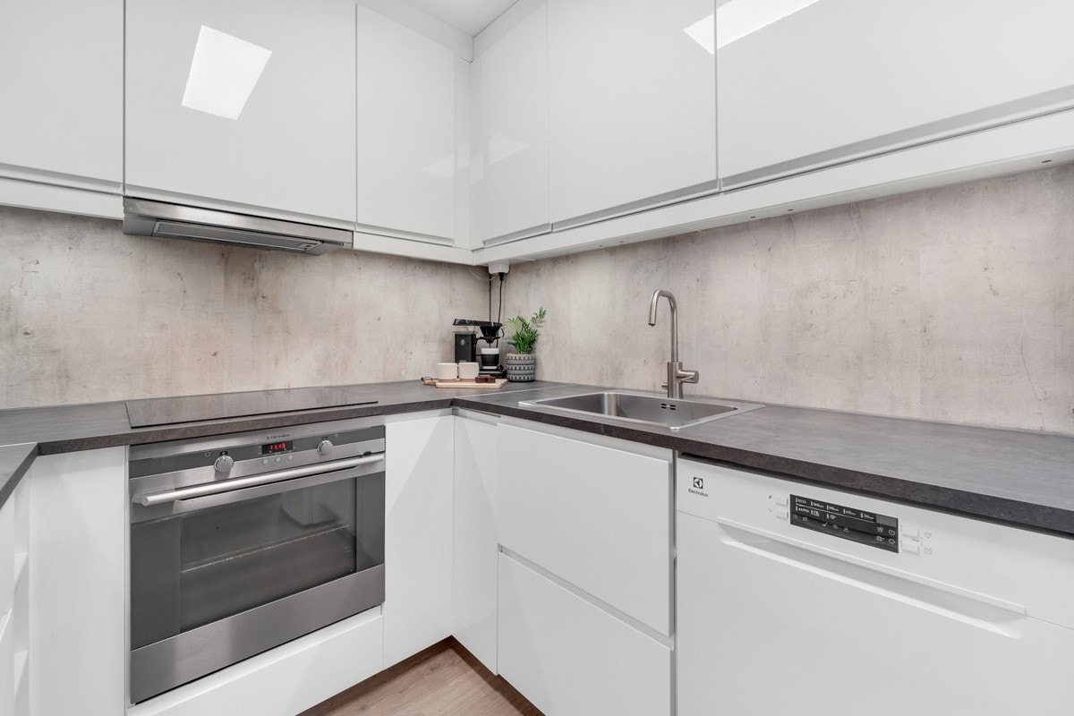 Keramisk platetopp og ventilator med belysning og kullfilter. Galleribilde