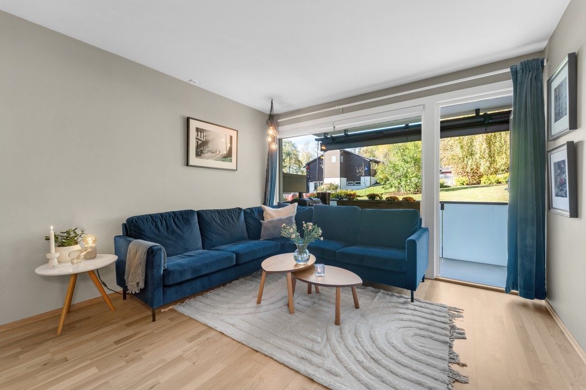 Det er utgang fra stue til stor balkong på 11 m2. Galleribilde