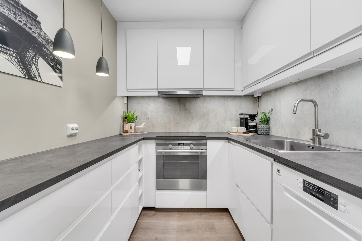 Moderne kjøkkeninnredning fra 2018 levert av IKEA og Voxtorp. Galleribilde