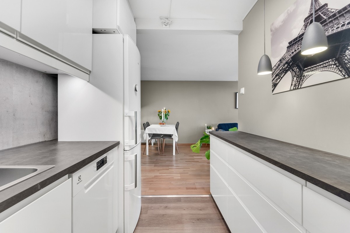 Delvis åpen stue/kjøkkenløsning. Galleribilde