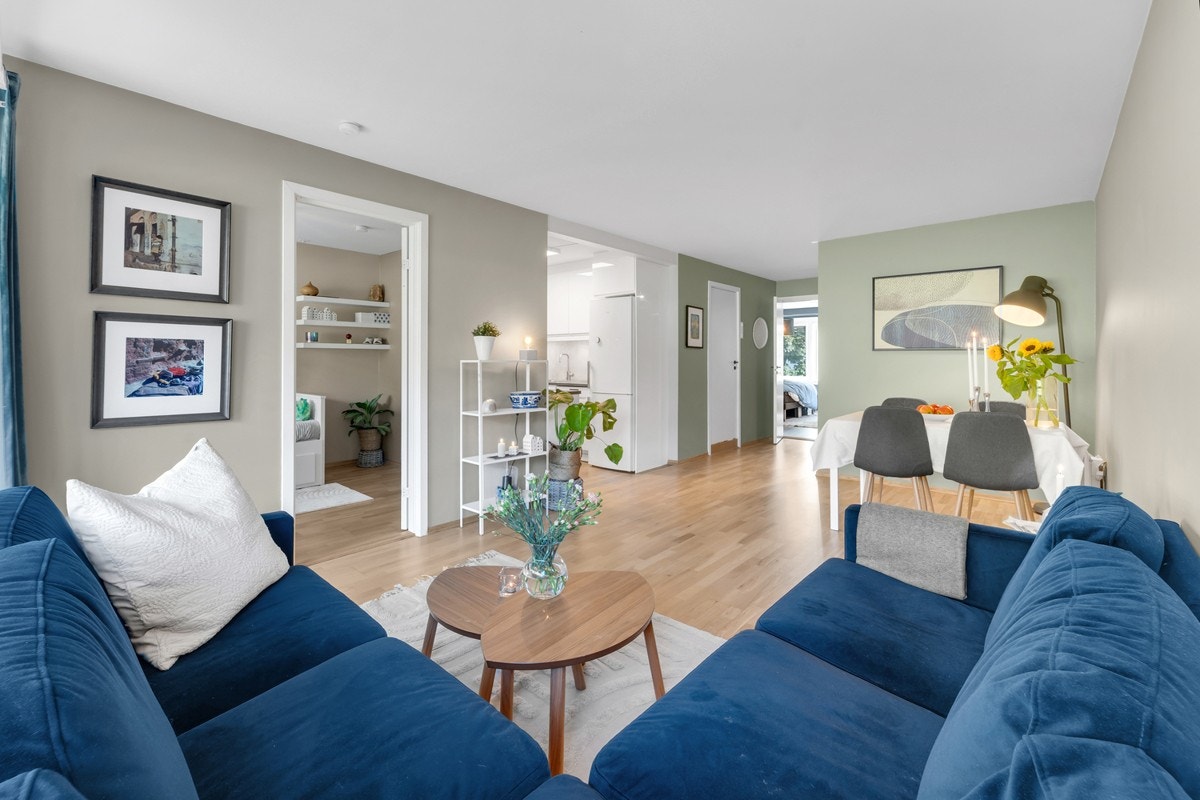 Dette er en lys og gjennomgående 4-roms beliggende i høy 1. etasje. Galleribilde