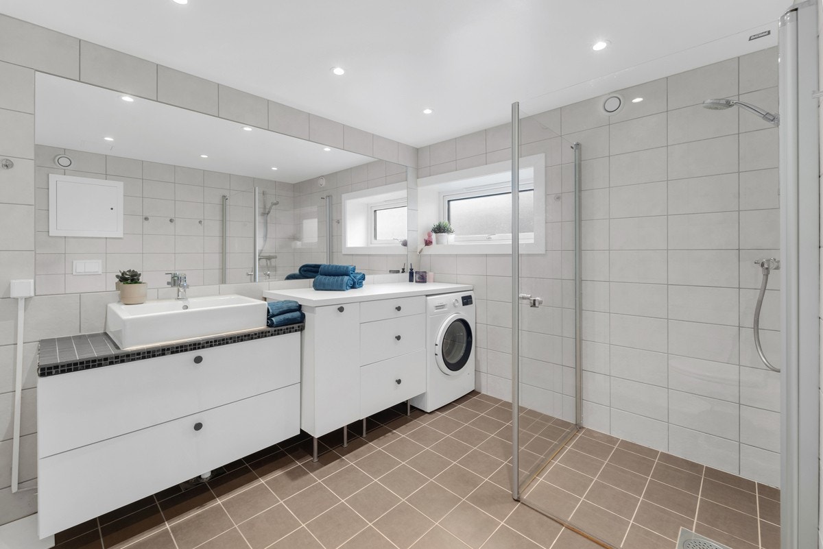 Stort flislagt bad med gulvvarme, rehabilitert i regi av borettslaget i 2018. Galleribilde