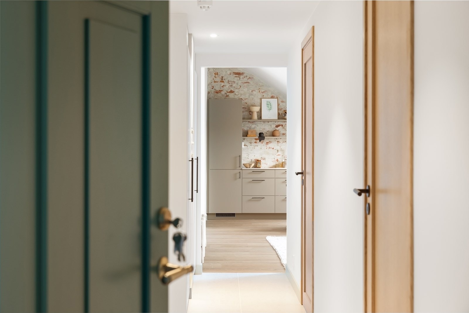 Gang og mellomgang med plassbygget garderobeskap. Galleribilde