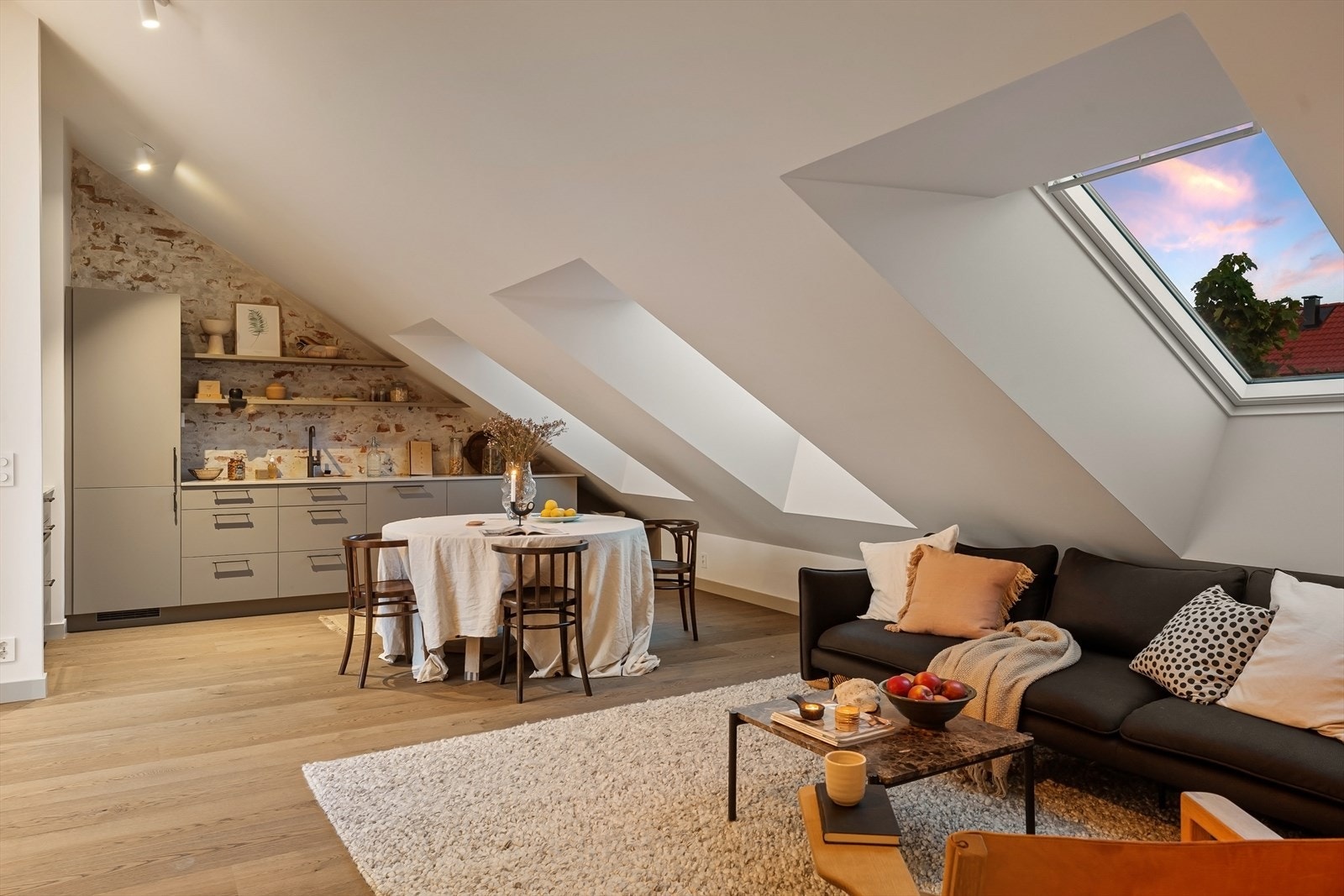 Her kan man fint invitere mange venner og mye familie over på middag. Galleribilde