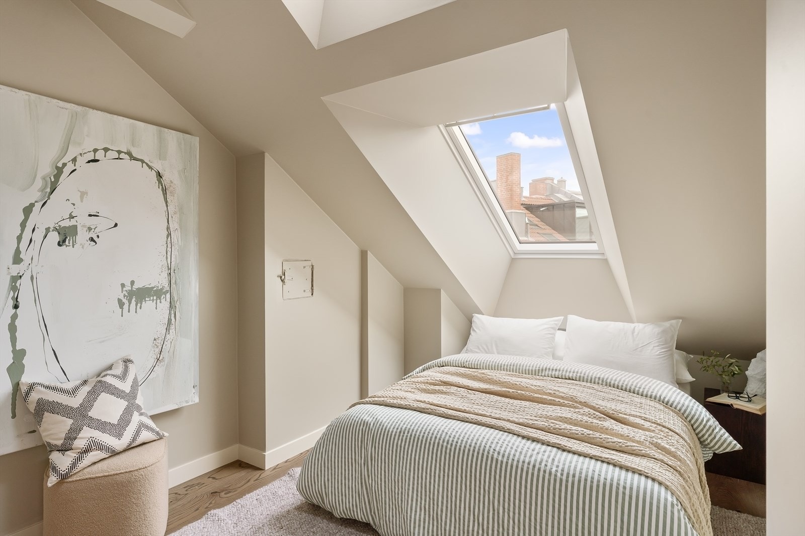 Stort og hyggelig hovedsoverom med god plass til dobbeltseng, nattbord og stort garderobeskap. Galleribilde